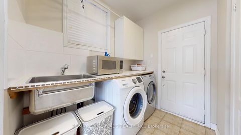 Photo 15 at 122 Destino Crescent, Vellore Village, Vaughan