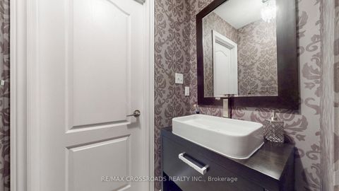 Photo 16 at 122 Destino Crescent, Vellore Village, Vaughan