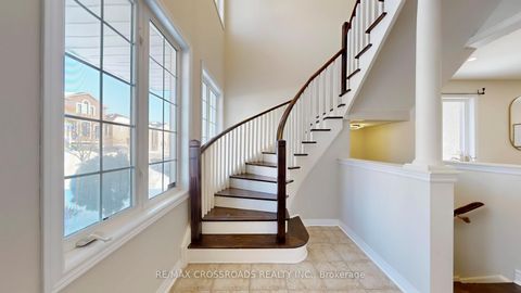 Photo 18 at 122 Destino Crescent, Vellore Village, Vaughan