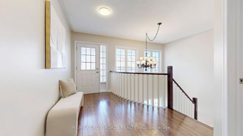 Photo 19 at 122 Destino Crescent, Vellore Village, Vaughan