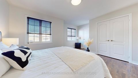 Photo 28 at 122 Destino Crescent, Vellore Village, Vaughan