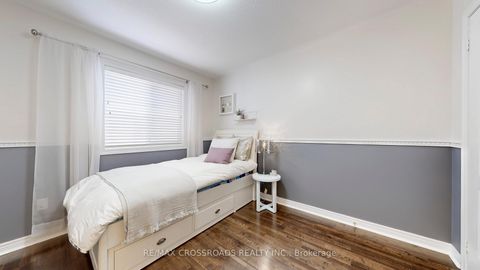 Photo 30 at 122 Destino Crescent, Vellore Village, Vaughan