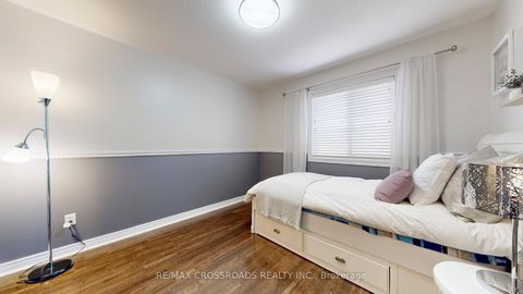 Photo 31 at 122 Destino Crescent, Vellore Village, Vaughan