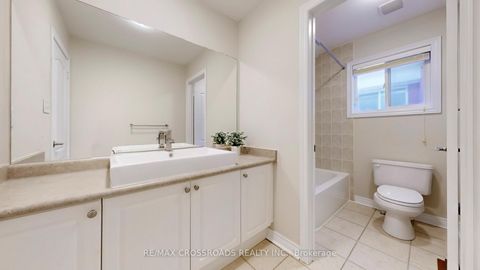 Photo 32 at 122 Destino Crescent, Vellore Village, Vaughan