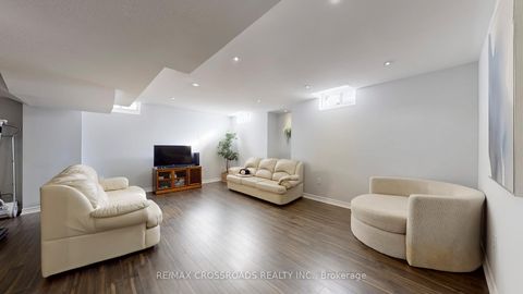 Photo 33 at 122 Destino Crescent, Vellore Village, Vaughan