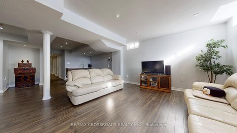 Photo 34 at 122 Destino Crescent, Vellore Village, Vaughan