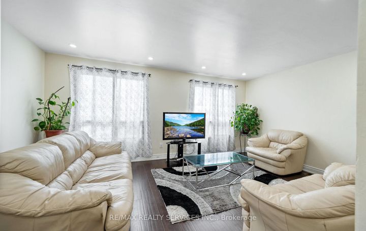 Photo 8 at 124 - 124 Baronwood Court, Brampton North, Brampton