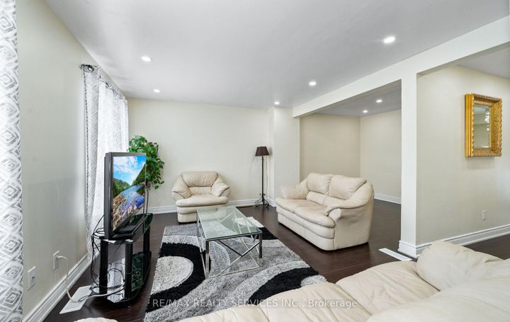 Photo 10 at 124 - 124 Baronwood Court, Brampton North, Brampton