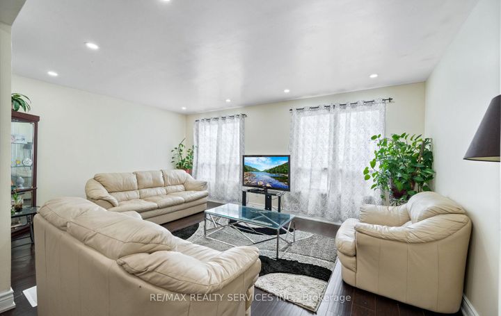 Photo 11 at 124 - 124 Baronwood Court, Brampton North, Brampton