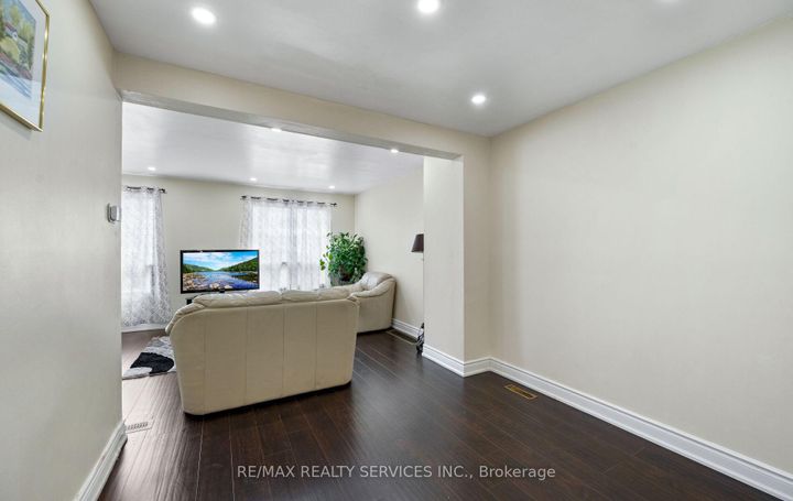 Photo 12 at 124 - 124 Baronwood Court, Brampton North, Brampton