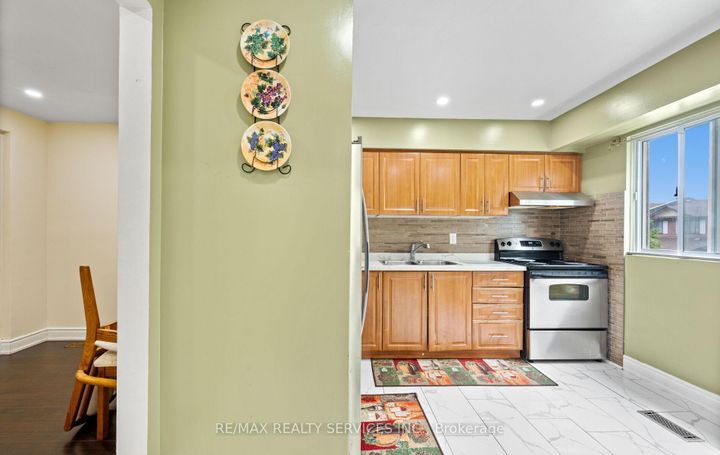 Photo 15 at 124 - 124 Baronwood Court, Brampton North, Brampton