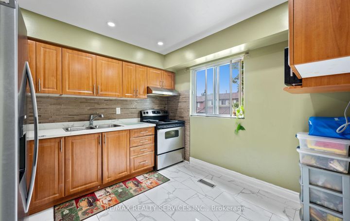 Photo 16 at 124 - 124 Baronwood Court, Brampton North, Brampton