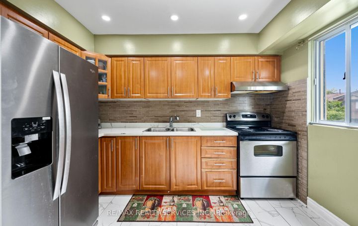 Photo 17 at 124 - 124 Baronwood Court, Brampton North, Brampton