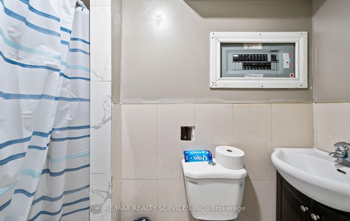 Photo 32 at 124 - 124 Baronwood Court, Brampton North, Brampton