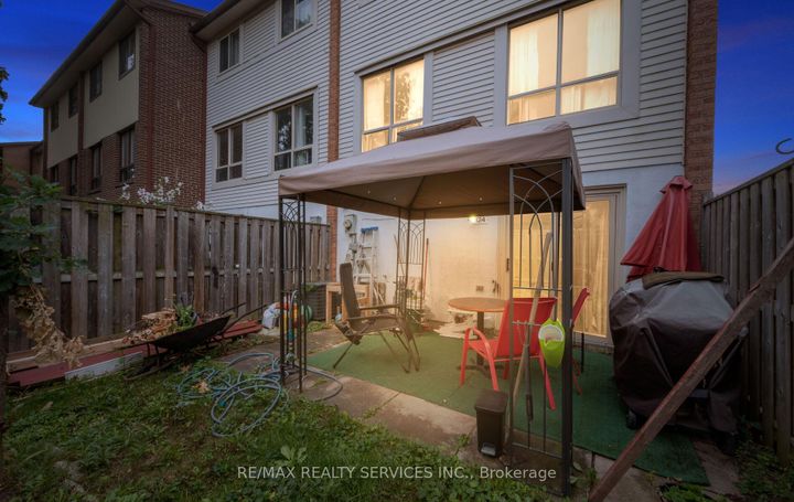 Photo 36 at 124 - 124 Baronwood Court, Brampton North, Brampton