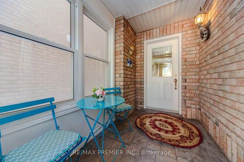 Photo 1 at 17 Villandry Crescent, Maple, Vaughan