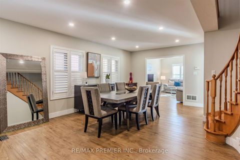 Photo 3 at 17 Villandry Crescent, Maple, Vaughan