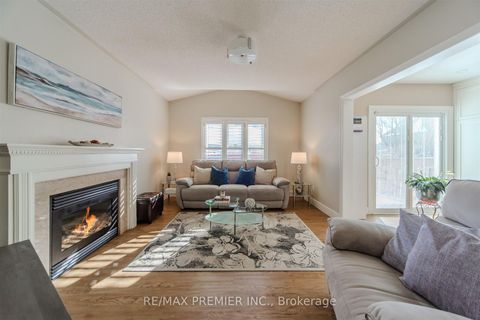 Photo 6 at 17 Villandry Crescent, Maple, Vaughan