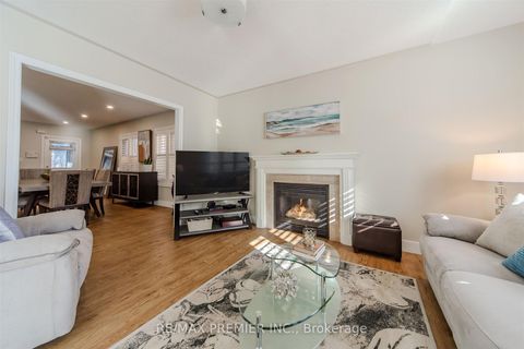 Photo 7 at 17 Villandry Crescent, Maple, Vaughan