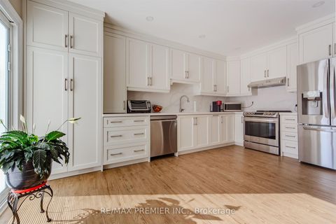 Photo 8 at 17 Villandry Crescent, Maple, Vaughan