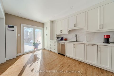 Photo 11 at 17 Villandry Crescent, Maple, Vaughan