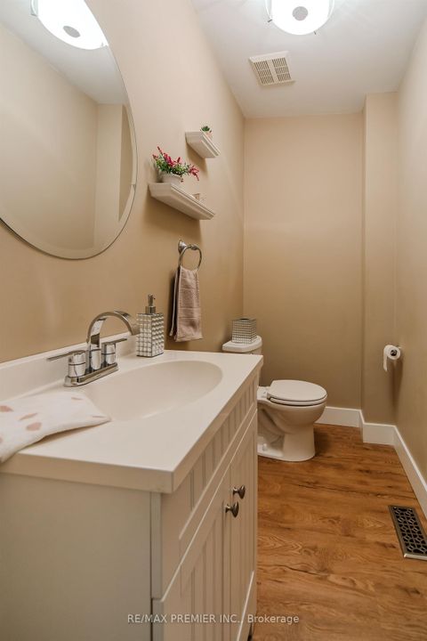 Photo 12 at 17 Villandry Crescent, Maple, Vaughan