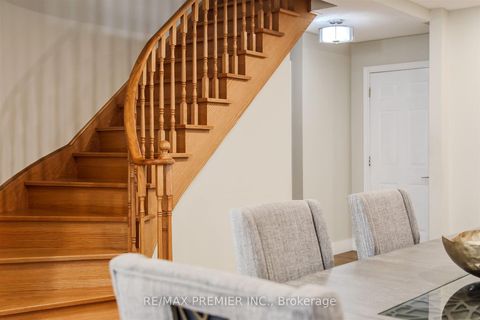 Photo 13 at 17 Villandry Crescent, Maple, Vaughan