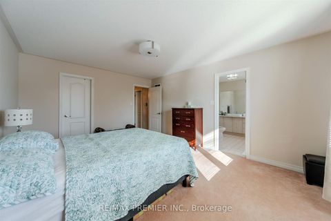 Photo 16 at 17 Villandry Crescent, Maple, Vaughan