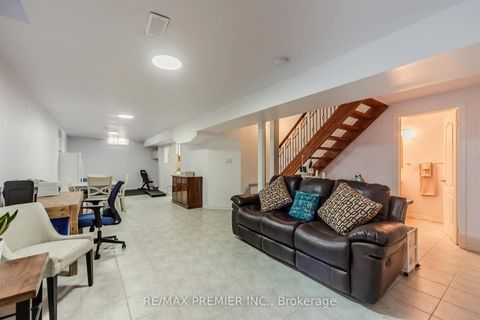 Photo 25 at 17 Villandry Crescent, Maple, Vaughan