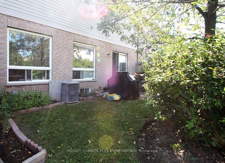 Photo 1 at 517 Ravenstone Crescent, Hurontario, Mississauga