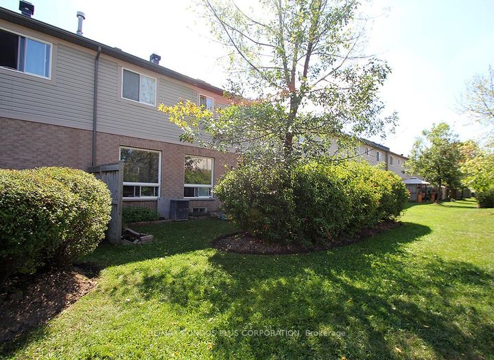 Photo 2 at 517 Ravenstone Crescent, Hurontario, Mississauga