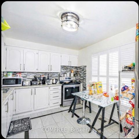 Photo 16 at 11 - 4020 Brandon Gate Drive, Malton, Mississauga