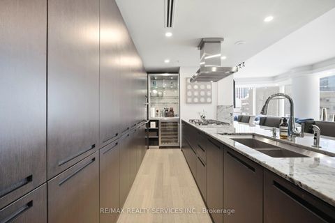 Photo 11 at 2209 - 180 University Avenue, Bay Street Corridor, Toronto