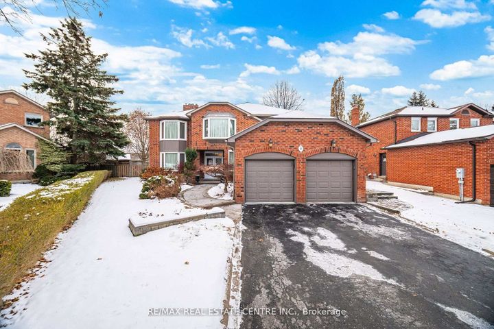 Photo 2 at 15 Brookbank Court, Heart Lake East, Brampton