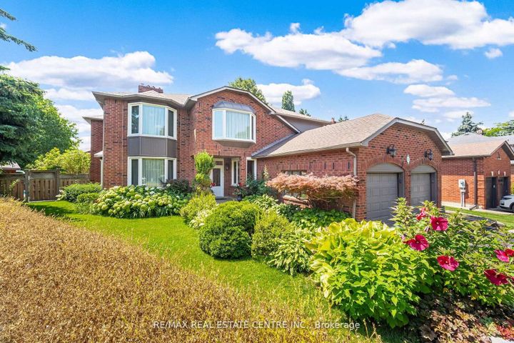 Photo 3 at 15 Brookbank Court, Heart Lake East, Brampton