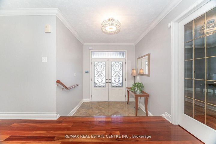 Photo 4 at 15 Brookbank Court, Heart Lake East, Brampton