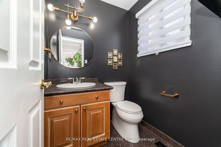 Photo 7 at 15 Brookbank Court, Heart Lake East, Brampton