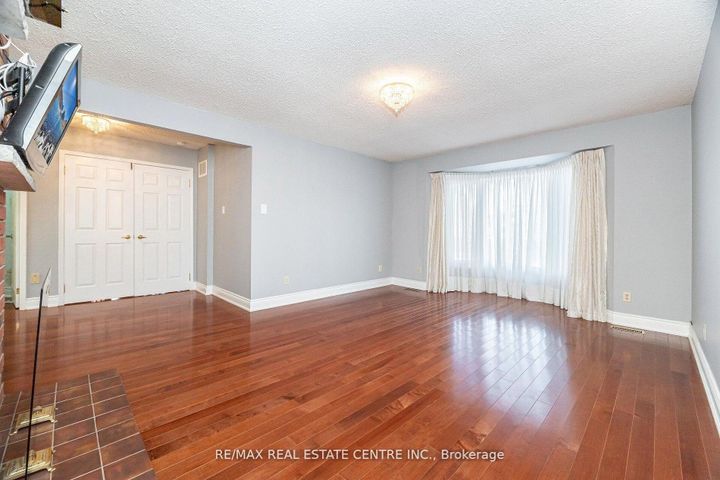 Photo 8 at 15 Brookbank Court, Heart Lake East, Brampton