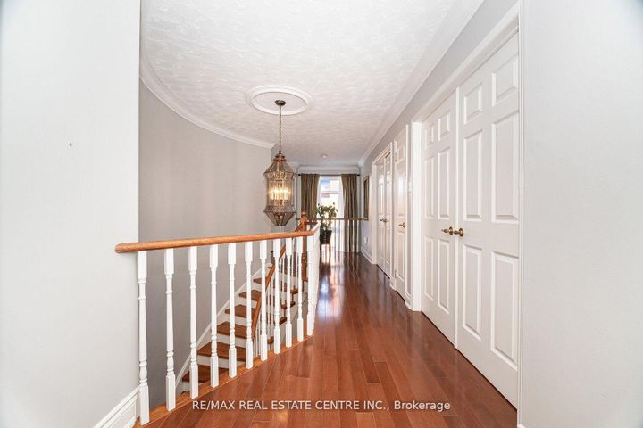 Photo 9 at 15 Brookbank Court, Heart Lake East, Brampton