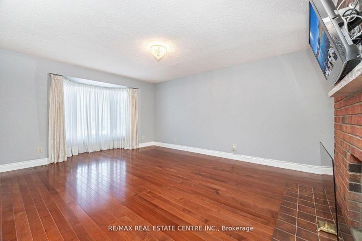 Photo 10 at 15 Brookbank Court, Heart Lake East, Brampton
