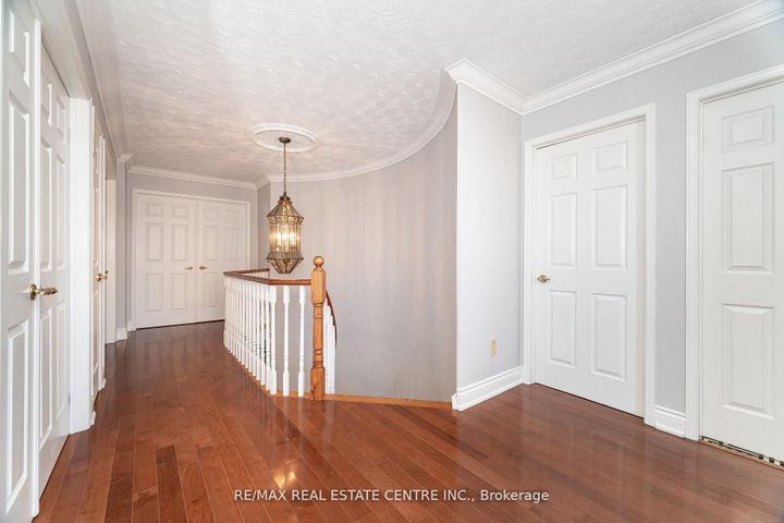 Photo 12 at 15 Brookbank Court, Heart Lake East, Brampton