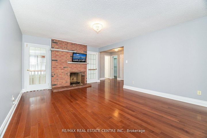 Photo 14 at 15 Brookbank Court, Heart Lake East, Brampton