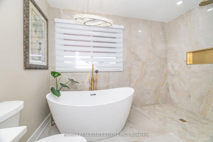 Photo 16 at 15 Brookbank Court, Heart Lake East, Brampton