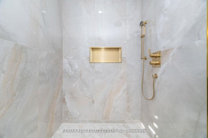 Photo 17 at 15 Brookbank Court, Heart Lake East, Brampton