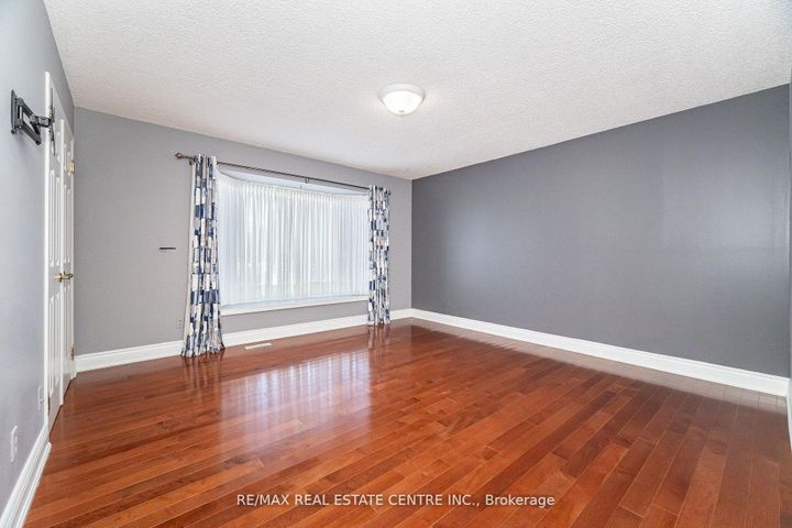 Photo 18 at 15 Brookbank Court, Heart Lake East, Brampton