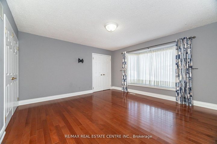 Photo 19 at 15 Brookbank Court, Heart Lake East, Brampton