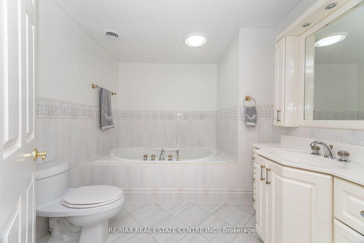 Photo 23 at 15 Brookbank Court, Heart Lake East, Brampton