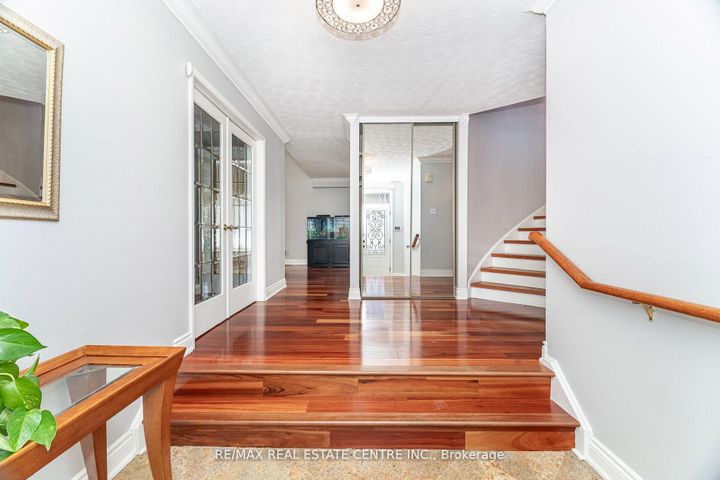 Photo 26 at 15 Brookbank Court, Heart Lake East, Brampton