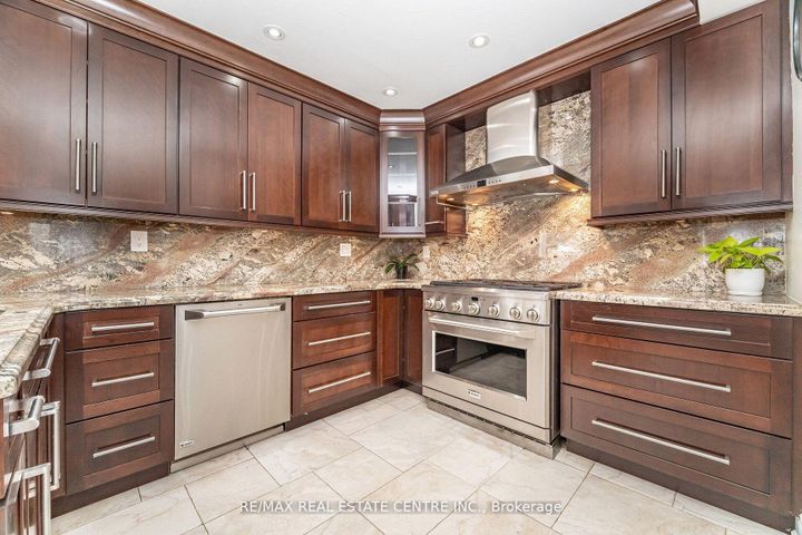 Photo 37 at 15 Brookbank Court, Heart Lake East, Brampton