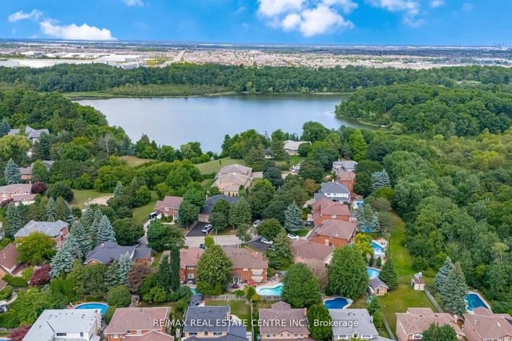 Photo 39 at 15 Brookbank Court, Heart Lake East, Brampton